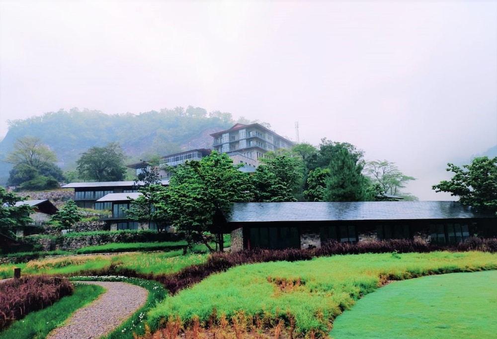 Taj Rishikesh Resort And Spa Дехрадун Екстериор снимка